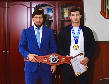 В МИНСПОРТА РИ ЧЕСТВОВАЛИ ЧЕМПИОНА МИРА ПО ГРЕКО-РИМСКОЙ БОРЬБЕ ИСЛАМА ЕВЛОЕВА